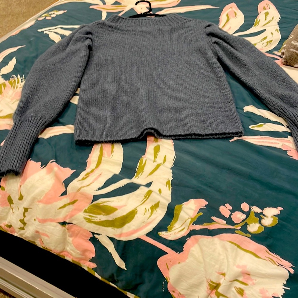 Love tree great fun puff sleeve sweater